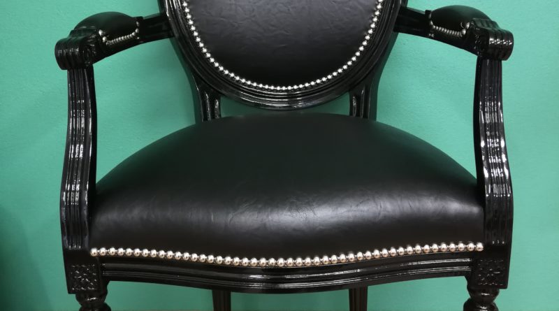 Fauteuil Louis XVI: Vue de face fini