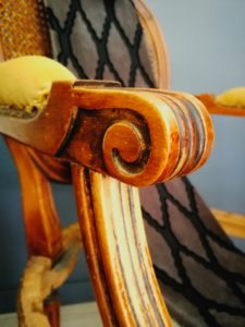 Fauteuil Louis XVI détail accotoir