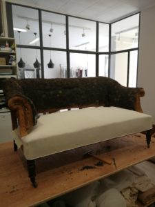 Fixation toile blanche assise