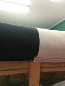 détail raccord tissu dossier et passepoil