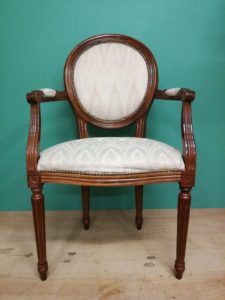 Fauteuil Louis XVI de face AVANT
