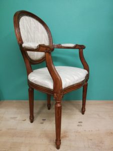 Fauteuil Louis XVI de 3/4 AVANT