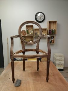Fauteuil Louis XVI dégarni et poncé