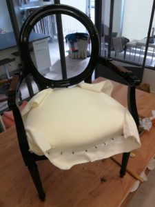 Fauteuil Louis XVI pose toile blanche assise
