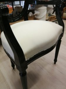 Fauteuil Louis XVI fixation toile blanche assise