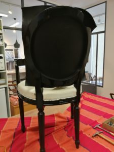 Fauteuil Louis XVI: pose tissu dossier extérieur médaillon