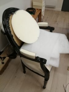 Fauteuil Louis XVI: découpe mousse dossier et manchette