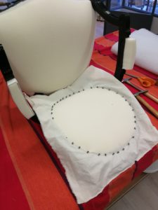 Fauteuil Louis XVI: pose toile blanche dossier