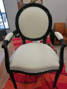 Fauteuil Louis XVI: fixaton toile blanche dossier et manchettes