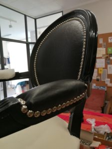 Fauteuil Louis XVI: dossier vue coté