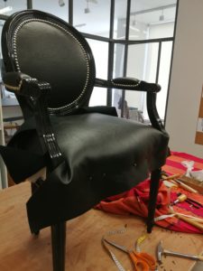 Fauteuil Louis XVI: Pose skaï assise