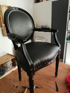 Fauteuil Louis XVI: Préparation assise pour pose clous