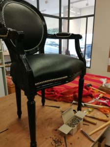 Fauteuil Louis XVI: Pose clous assise