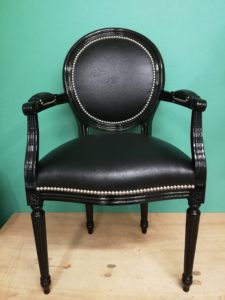 Fauteuil Louis XVI: Vue de face fini