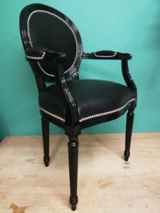 Fauteuil Louis XVI: Vue de 3/4 fini