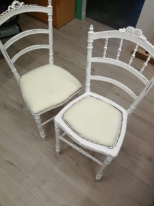 Collage mousse chaises