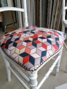 Détail pose clous alu brossé HOULES chaise