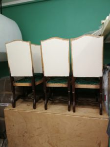 Pose toile blanche dossier chaises Louis XIII