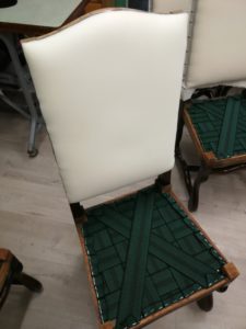 Collage mousse dossier chaises Louis XIII