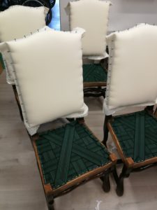 Appoint toile blanche dossier chaises Louis XIII