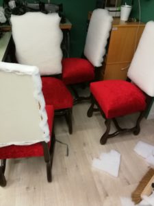 Pose tissu assise chaises Louis XIII