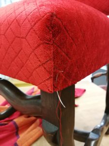 Détail couture main assise chaises Louis XIII