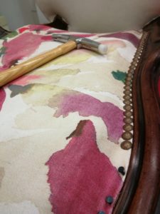 Détail pose clous dossier interieur fauteuil Louis Philippe