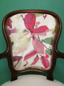 Pose clous dossier interieur fauteuil Louis Philippe