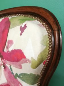 Réfection fauteuils Louis philippe détails clous
