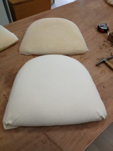 Galettes chaises pose chaussette et appoint toile blanche