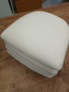 Galettes chaises pose toile blanche