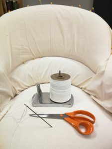 Fauteuil crapaud pose toile blanche