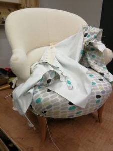 Fauteuil crapaud pose tissu