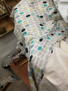 Fauteuil crapaud pose tissu détail couture 2