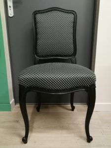 chaise Louis XV finition galonnée et cloutée
