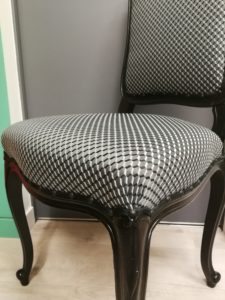 chaise Louis XV finition galonnée et cloutée