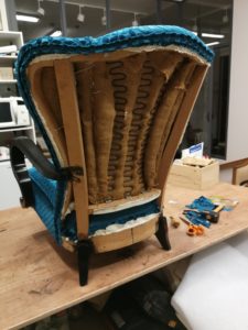 fauteuil art déco passepoil dossier