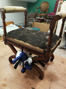 Collage et cirage tabouret directoire