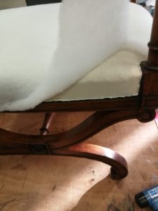 pose toile blanche et ouate sur tabouret directoire