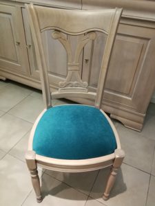 Chaise de style avec galette bleu canard